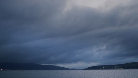 Timelapse-De-Acercarse-A-Las-Nubes-De-Tormenta-Sobre-El-Mar-En-Calma