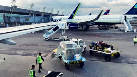 Im-Inneren-Eines-Flugzeugs:-Ein-Blick-Auf-Die-Gepäckverladelogistik