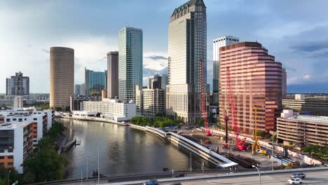 Horizonte-Del-Centro-De-Tampa-Con-La-Torre-Rivergate-Y-La-Plaza-Bank-Of-America