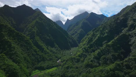 Hoch-Aufragende-Berge-Vulkangipfel-Täler-Flüsse-Teahupoo-Tahiti-Französisch-Polynesien-Moorea-Papeete-Luftdrohne-Atemberaubende-Insel-Später-Vormittag-Nachmittag-Blauer-Himmel-Tagsüber-Sonnige-Wolken-Landschaft-Vorwärts-Nach-Oben