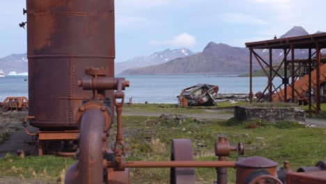 Antigua-Estación-Ballenera-Abandonada-En-La-Isla-De-Georgia-Del-Sur,-Tuberías-Oxidadas,-Barcos-Y-Edificios