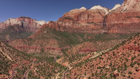 Imagen-Panorámica-Aérea-Del-Fabuloso-Parque-Nacional-Zion-Y-La-Carretera-Que-Serpentea-A-Lo-Largo-De-Las-Gigantescas-Montañas