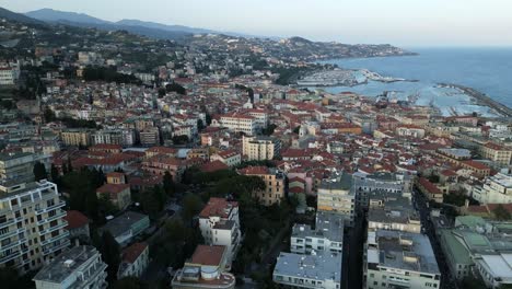 Drohne-Fliegt-über-Der-Italienischen-Stadt-Sanremo-In-Ligurien-An-Der-Küste-Mit-Blick-Auf-Den-Hafen,-Einspielung