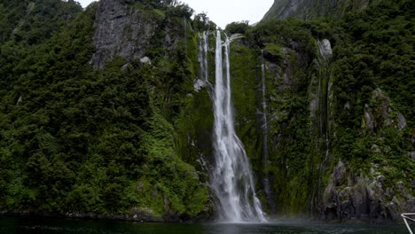 Beeindruckender-Stirling-Wasserfall-Im-Milford-Sound-Vom-Boot-Aus