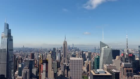 Blick-Auf-Die-Skyline-Von-New-York-City-Vom-Rockefeller-Center-An-Einem-Nachmittag-Im-Sommer