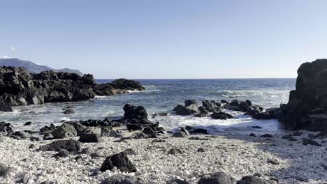 A-scenic-view-of-a-rugged-rocky-beach-on-the-coast-of-Oahu,-Hawaii