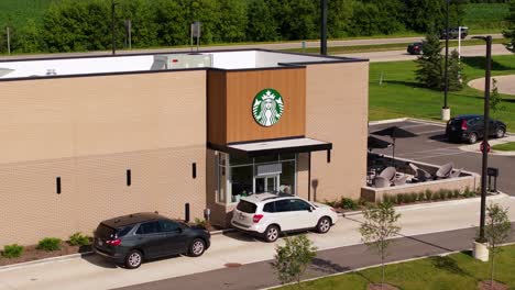 Autos,-Die-Im-Starbucks-Drive-Thru-In-Der-Schlange-Stehen,-Um-Ihren-Kaffee-Zu-Bestellen