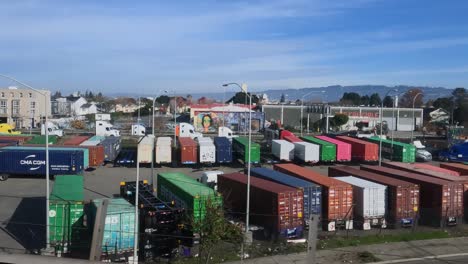 Oakland-International-Container-Terminal-Am-Stadthafen,-Kalifornien,-USA,-Blick-Aus-Fahrendem-Zug