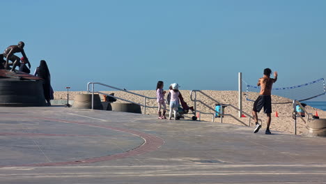 Gente-Deporte-Al-Aire-Libre-Cerca-De-La-Playa-De-Manhattan-En-Los-Ángeles,-California