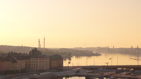 Vista-Aérea-Del-Amanecer-Sobre-El-Sitio-De-Construcción-Con-Grúas-En-Slussen-Gamla-Stan