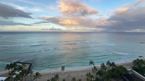 Waikiki-Beach:-Morgensonnenaufgang,-Blick-Vom-Hotelbalkon