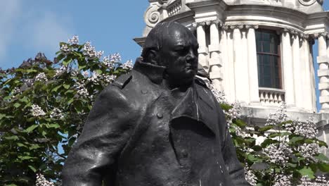 La-Estatua-De-Churchill-En-La-Plaza-Del-Parlamento-En-El-Centro-De-Londres,-Reino-Unido