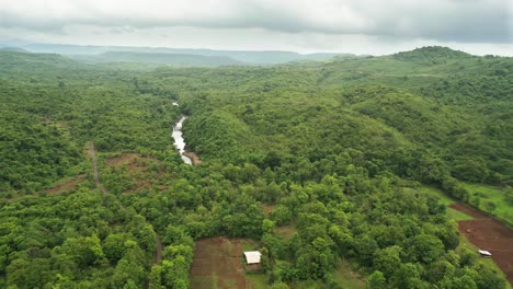 Vista-De-Drone-De-Pueblo-De-Montaña-Verde