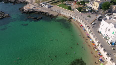 Gente-De-Vacaciones-En-La-Casa-Di-Alessandro-En-La-Costa-De-La-Ciudad-De-Monopoli-En-Apulia,-Italia.