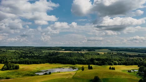 Luftbild-Hyperlapse-Von-Ackerland-Auf-Dem-Land.-Bewegende-Wolken