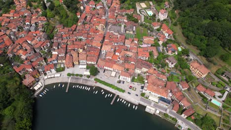 Vuelo-Con-Drones-Sobre-La-Ciudad-De-Mergozzo-En-El-Lago-Mergozzo-En-El-Norte-De-Italia