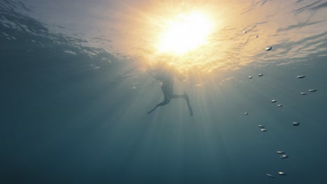 Die-Silhouette-Eines-Tauchers-Vor-Dem-Hintergrund-Der-Untergehenden-Sonne