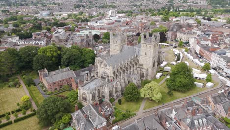 Vista-Orbital-De-La-Ciudad-De-Exeter-Destacando-La-Majestuosa-Catedral-Y-El-Vibrante-Paisaje-Urbano,-Devon,-Reino-Unido