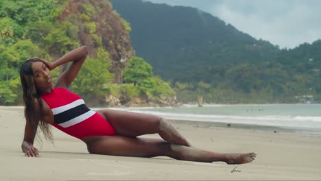 Auf-Der-Tropischen-Insel-Trinidad-Liegt-Ein-Junges-Mädchen-Im-Bikini-Am-Strand