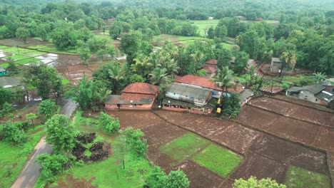 Vista-De-Pájaro-De-La-Casa-Del-Pueblo