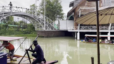 Traditioneller-Schwimmender-Markttourist,-Der-Thailändisches-Essen-Auf-Einem-Holzboot-Isst