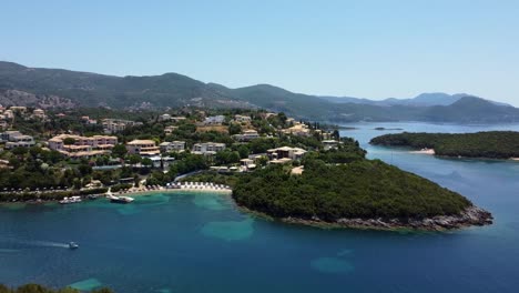 Orbitaler-Blick-über-Sivota-Oder-Syvota-Dorf-Küste-Und-Strände-An-Einem-Sonnigen-Tag-Mit-Kristallklarem-Wasser,-Σύβοτα,-Thesprotia,-Griechenland