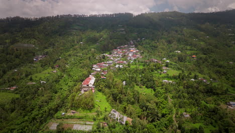 Pueblo-En-La-Ladera-Con-Exuberante-Vegetación-Cerca-Del-Monte-Batur-En-Bali,-Indonesia