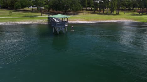 Hydrofoil-Surfer-Auf-Dem-Lake-Defuniak,-Defuniak-Springs,-Florida