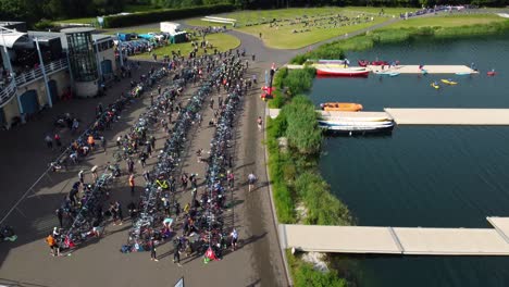 Toma-De-Drones-De-Triatlón-En-Dorney-Lake,-Los-Triatletas-Están-Comenzando-La-Carrera.