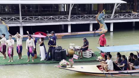 Tänzerin-Tritt-Auf-Einem-Boot-Auf,-Das-Auf-Dem-Kanal-Im-Schwimmenden-Markt-Kreuzt