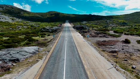 Camino-Abierto-A-Través-Del-Impresionante-Paisaje-De-Serra-Da-Estrela-En-Portugal,-Bajo-Un-Cielo-Azul-Claro