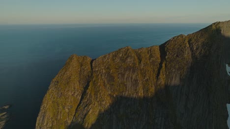 Ladera-De-La-Montaña-Reinebringen-Iluminada-Por-La-Luz-Del-Atardecer,-Vista-Aérea-De-Drones