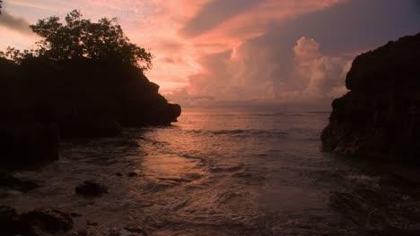 Siluetas-Del-Atardecer:-La-Belleza-Costera-De-Bali-Al-Atardecer