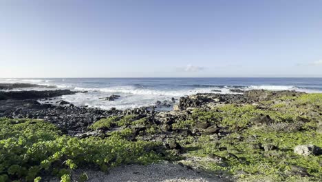 A-picturesque-coastal-scene-on-Oahu,-Hawaii,-featuring-lush-greenery,-rocky-terrain,-and-the-expansive-Pacific-Ocean