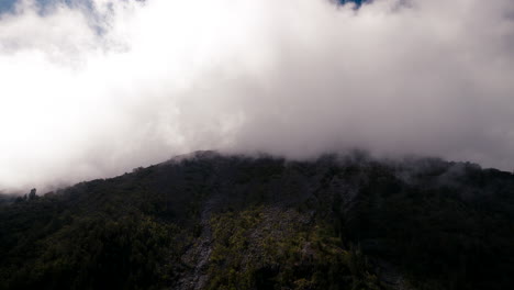 Nubes-Que-Envuelven-La-Ladera-Del-Volcán-Monte-Agung-En-Bali,-Indonesia