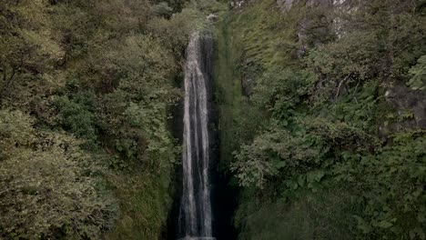 Glenevin-Wasserfall-Drohnenansicht-Heller-Tag