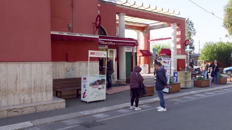 Gente-Comprando-Entradas-En-La-Taquilla-Para-Visitar-Las-Ruinas-De-Pompeya