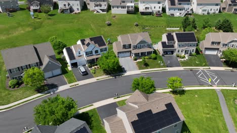 Sonnenkollektoren-Auf-Den-Dächern-Von-Wohnhäusern-In-Einer-Nachbarschaft-In-Den-USA