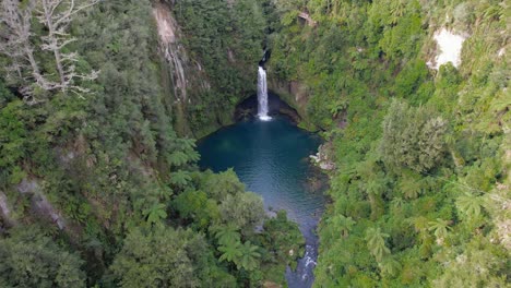 Steep-Rock-Mountains-With-Cascades-Of-Omanawa-Falls-Near-Tauranga-In-North-Island,-New-Zealand