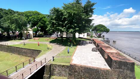 Brasil,-Pará:-Vista-De-Los-Jardines-Del-Fuerte-Do-Presépio,-Destacando-La-Exuberante-Vegetación-Y-El-Entorno-Histórico