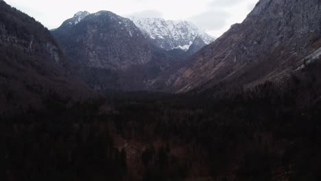 Paisaje-De-Montaña-De-Fondo-De-Austria,-Vuelo-Aéreo-Sobre-El-Bosque-Entre-Montañas