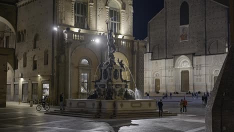 Estatua-De-Neptuno-Por-La-Noche,-Frente-Al-Palazzo-Del-Podesta-En-Bolonia,-Italia