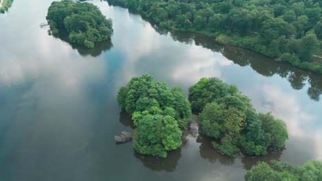 Serena-Vista-Del-Paisaje-De-Los-Lagos-Trentham-En-Stoke-on-Trent,-Inglaterra,-Reino-Unido.