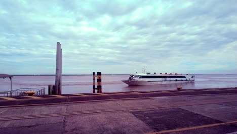 Belém,-Pará,-Brazil:-Panoramic-view-of-a-boat-arriving-at-the-Belém-boarding-terminal