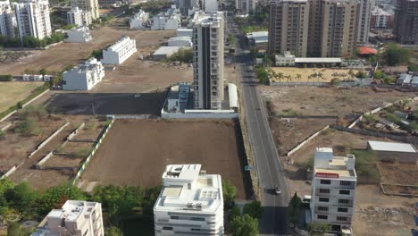 Cámara-De-Drones-Que-Muestra-Muchos-Edificios-Altos-Y-Escuelas.