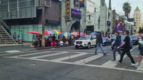 Hollywood-Boulevard-Und-Menschen-Auf-Dem-Walk-Of-Fame,-Los-Angeles,-Kalifornien,-USA,-Blick-Aus-Fahrendem-Bus