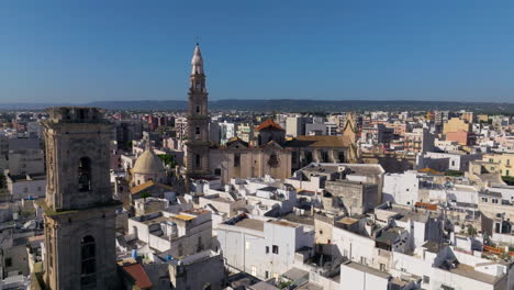 El-Casco-Antiguo-De-Monopoli-Desde-Arriba-En-Italia---Retirada-Aérea