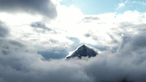 Espectacular-Pico-De-Montaña-Rocosa-Que-Alcanza-Su-Punto-Máximo-A-Través-De-Las-Nubes