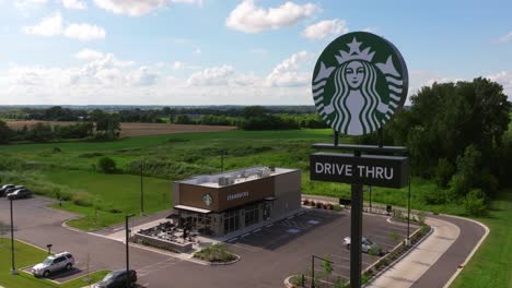 Una-Toma-Ascendente-De-Un-Dron-Revela-El-Servicio-De-Autoservicio-De-Starbucks-En-Un-Día-De-Verano