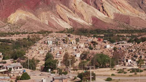 Vista-Cercana-De-Un-Pintoresco-Cementerio-Ubicado-En-El-Pueblo-De-Maimará,-Jujuy,-Argentina